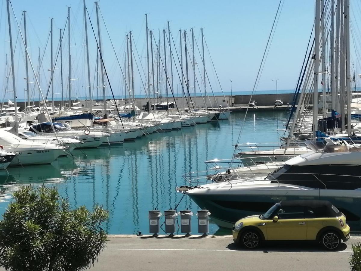 Joli Studio Bord De Mer, Clim, Balcon, Parking Prive Menton Exterior foto